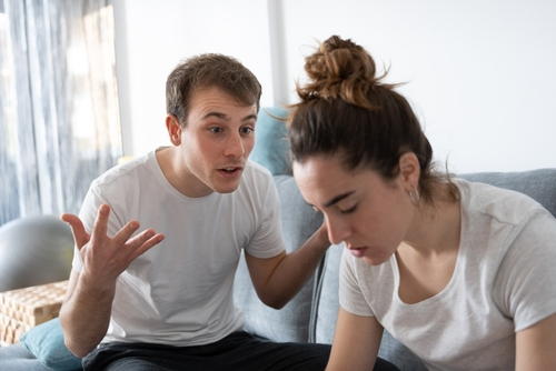 man yelling at his girlfriend and going through the stages of trauma bonding