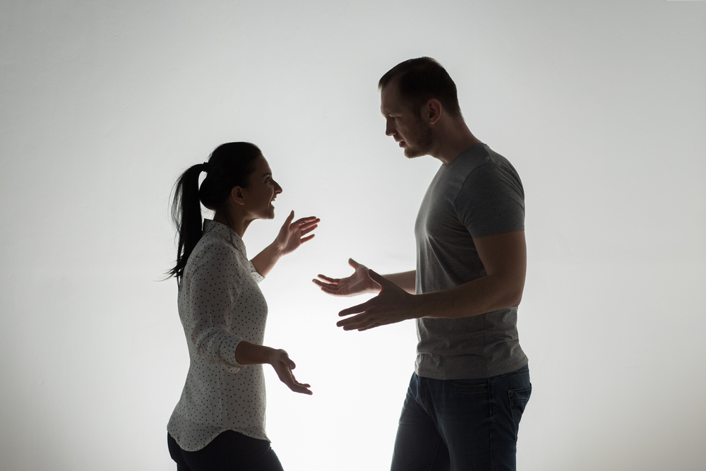 man and woman arguing, going through the stages of trauma bonding