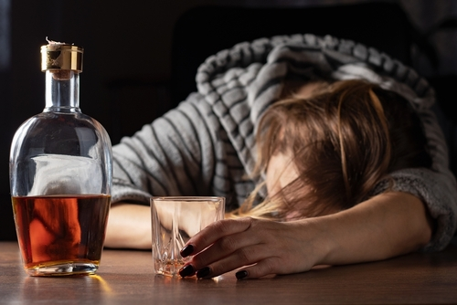 The main differentiating factor between alcohol abuse and alcohol dependence is the consistency of drinking episodes.