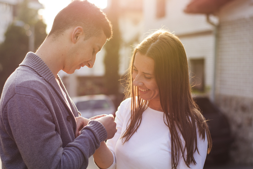 man giving woman in addiction treatment a bracelet