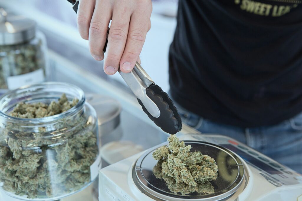 What are the common symptoms of laced weed